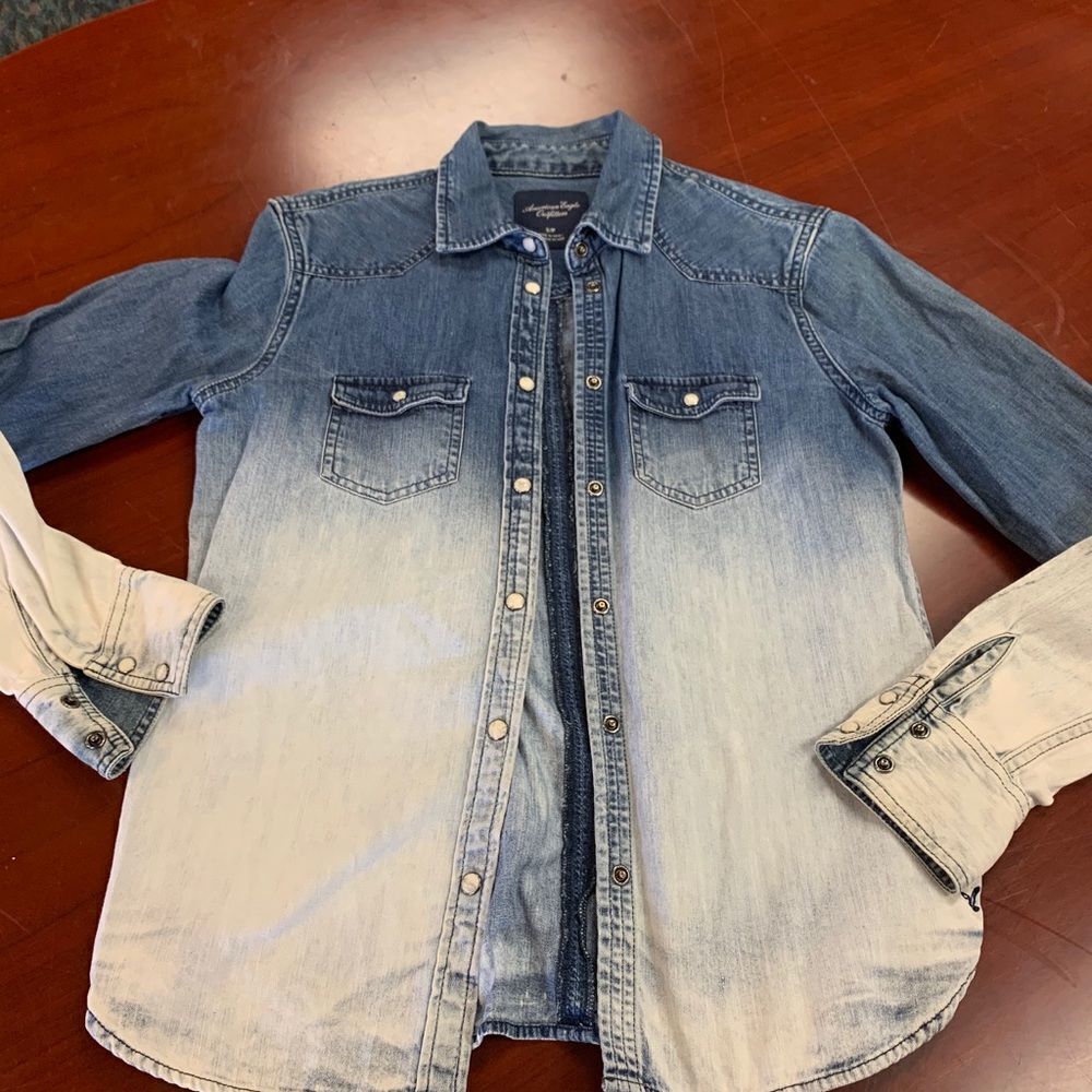 American EagleĀ OmbrĆ© DenimāButton Down ShirtāS
